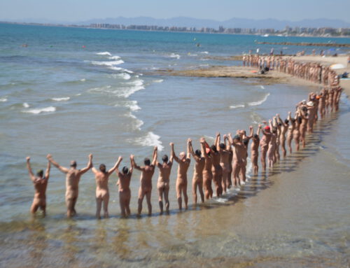 Cadena humana y manifiesto nudista en Barranc de Bellver